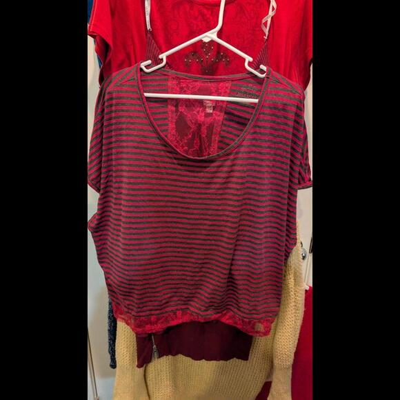 Assorted Women's Tops - Casual and Stylish Mix - Picture 4 of 9